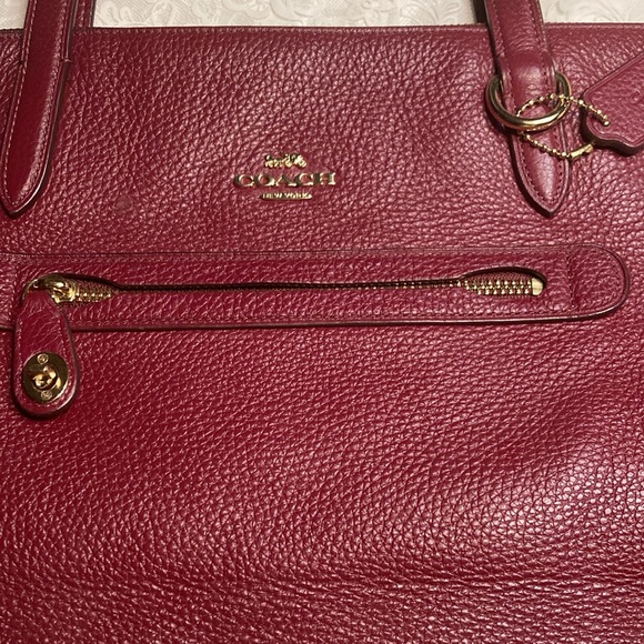 COACH lg. w/2 straps, front zip pocket w/zip & lock, tag on gt chain $90 - Picture 4 of 14